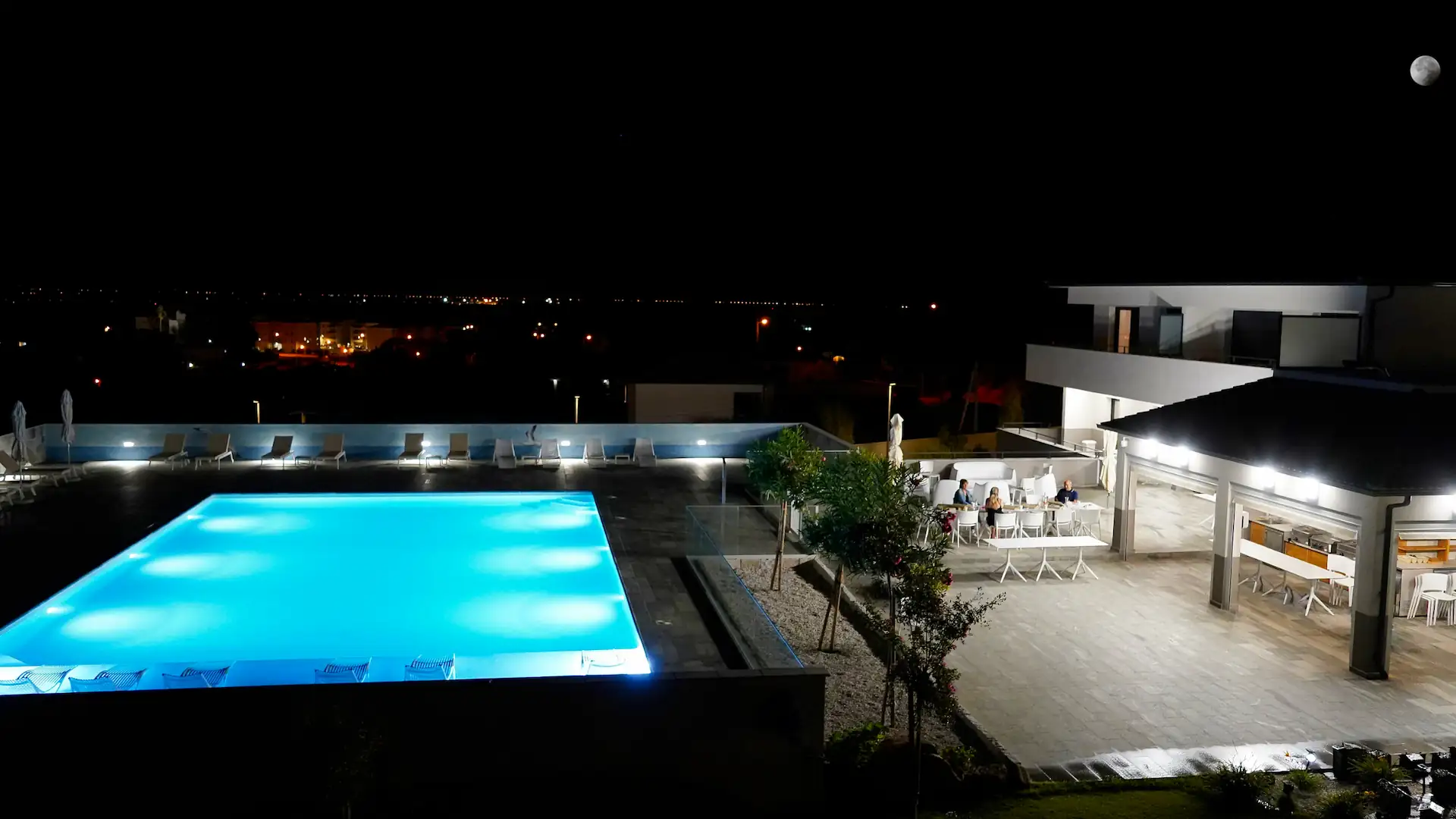 Pool bei Nacht im Hôtel Résidence A Torra in Vescovato nahe Bastia