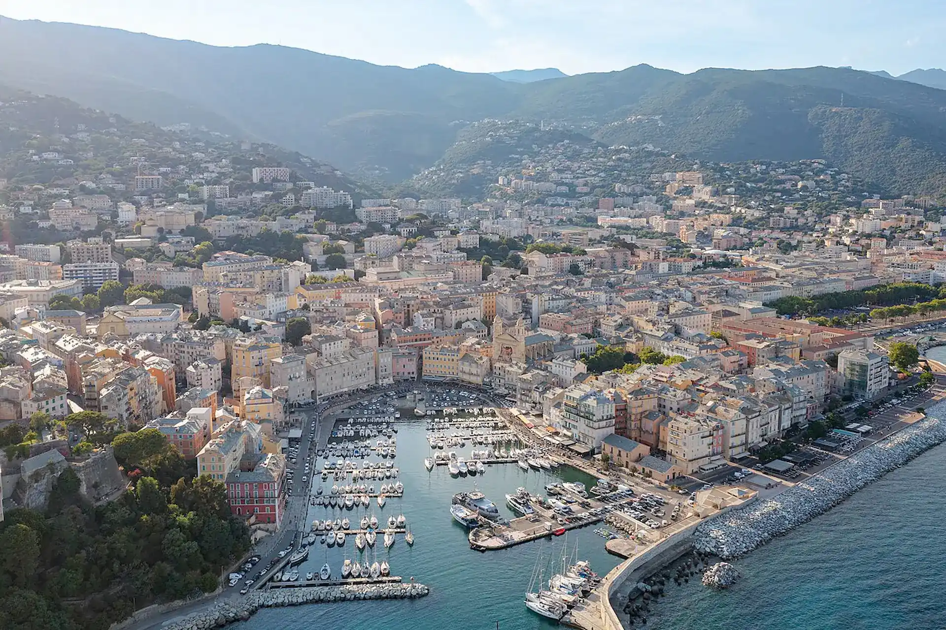 Panoramablick auf Bastia und den Alten Hafen in der Haute-Corse