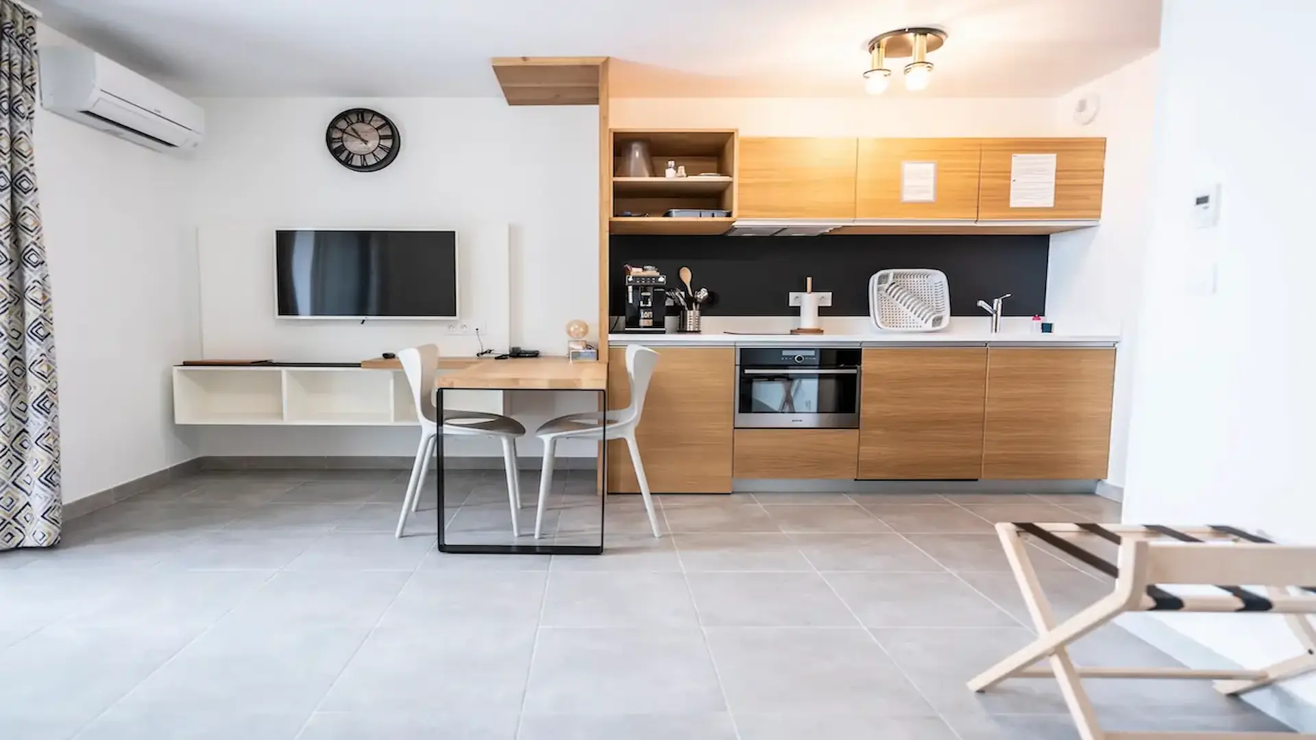 Studio mit Küche, Fernseher und Wohnbereich – Hôtel Résidence A Torra