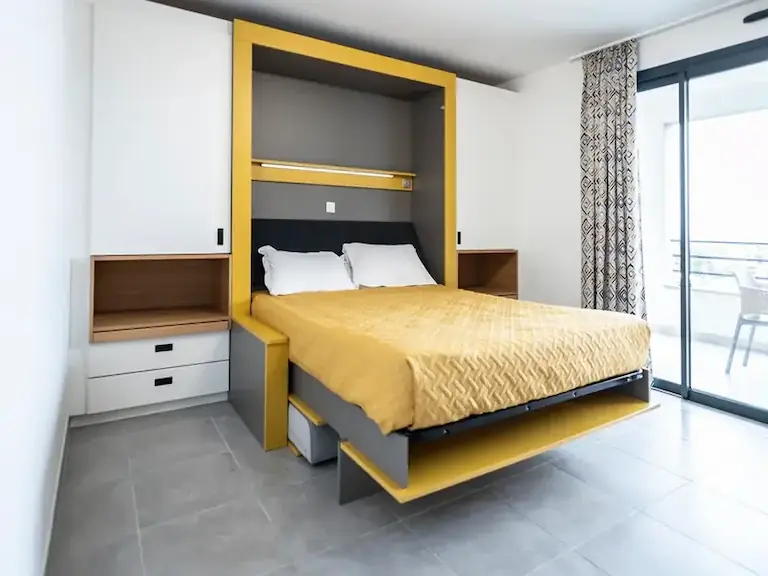 Monolocale con letto matrimoniale e cucina attrezzata all’Hôtel Résidence A Torra a Vescovato