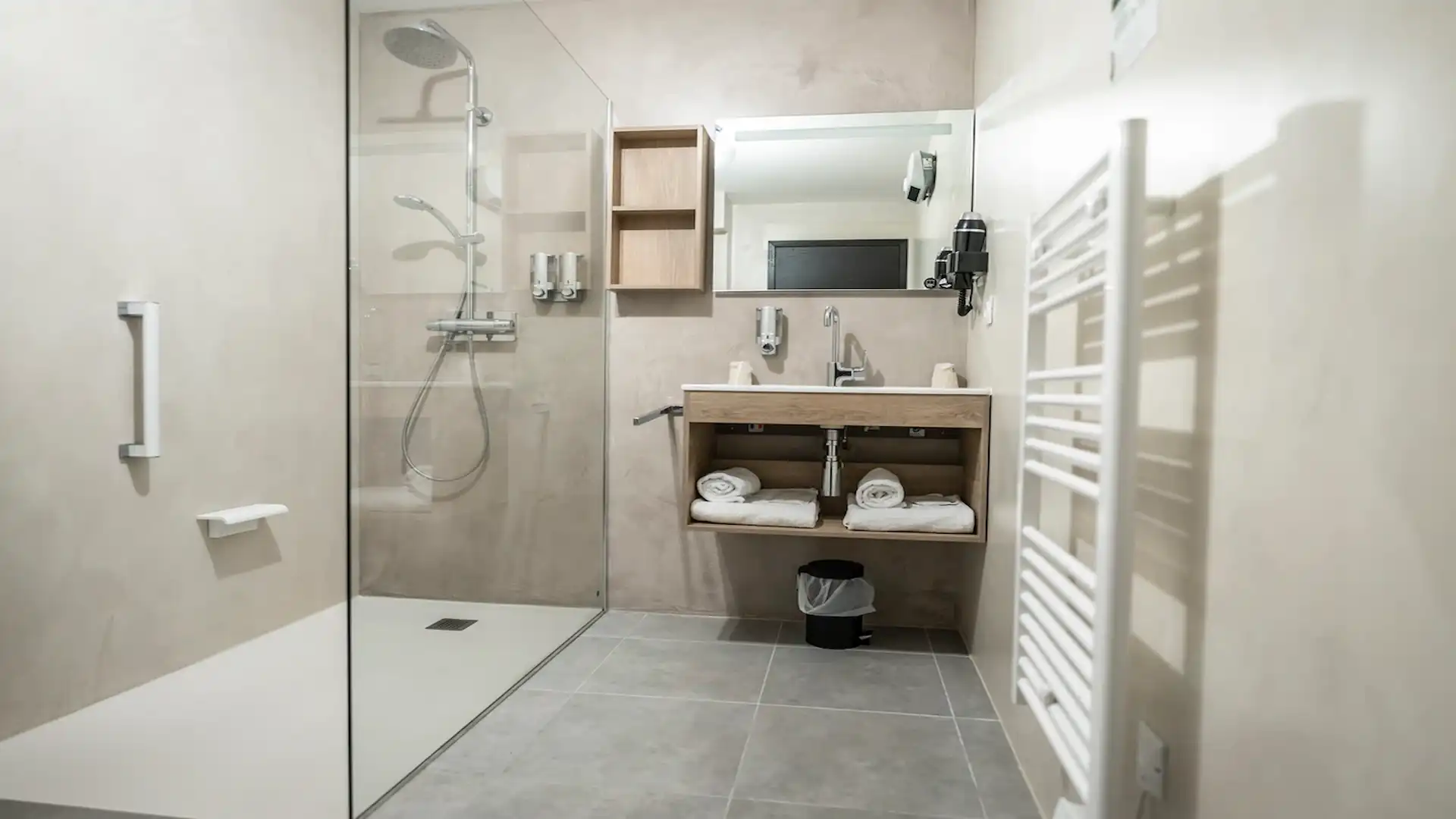 Badezimmer des Studios mit ebenerdiger Dusche – Hôtel Résidence A Torra