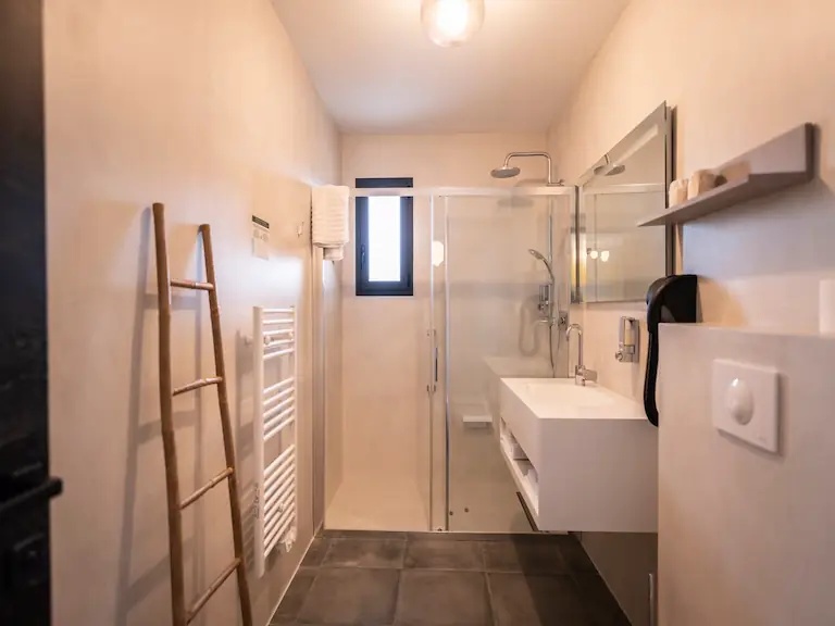 Bagno con doccia all’italiana nel bilocale Superior