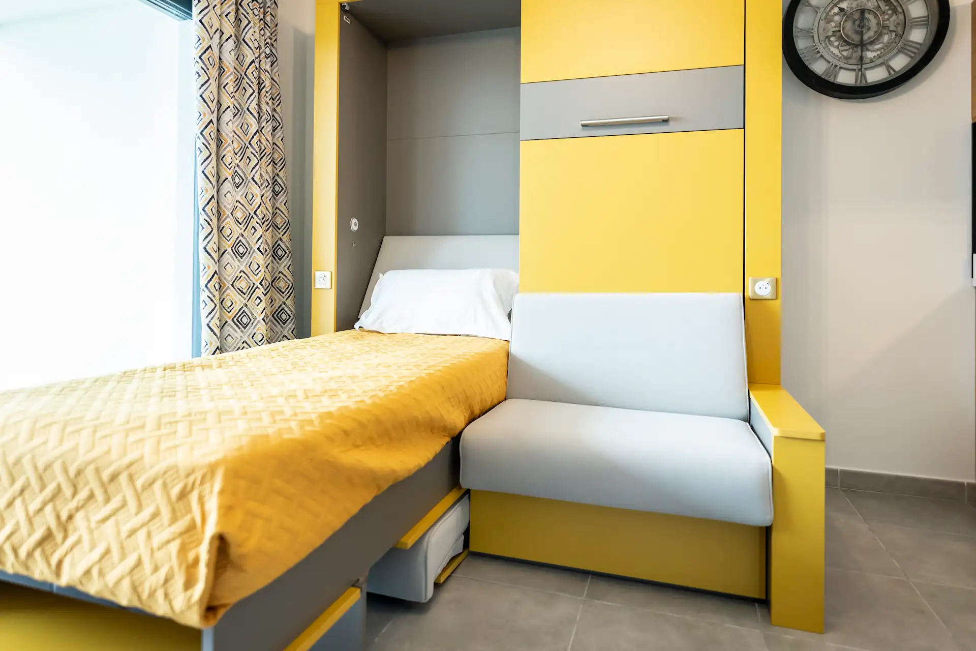 Chambre avec lit double dans l’appartement T2 Supérieur en Haute-Corse
