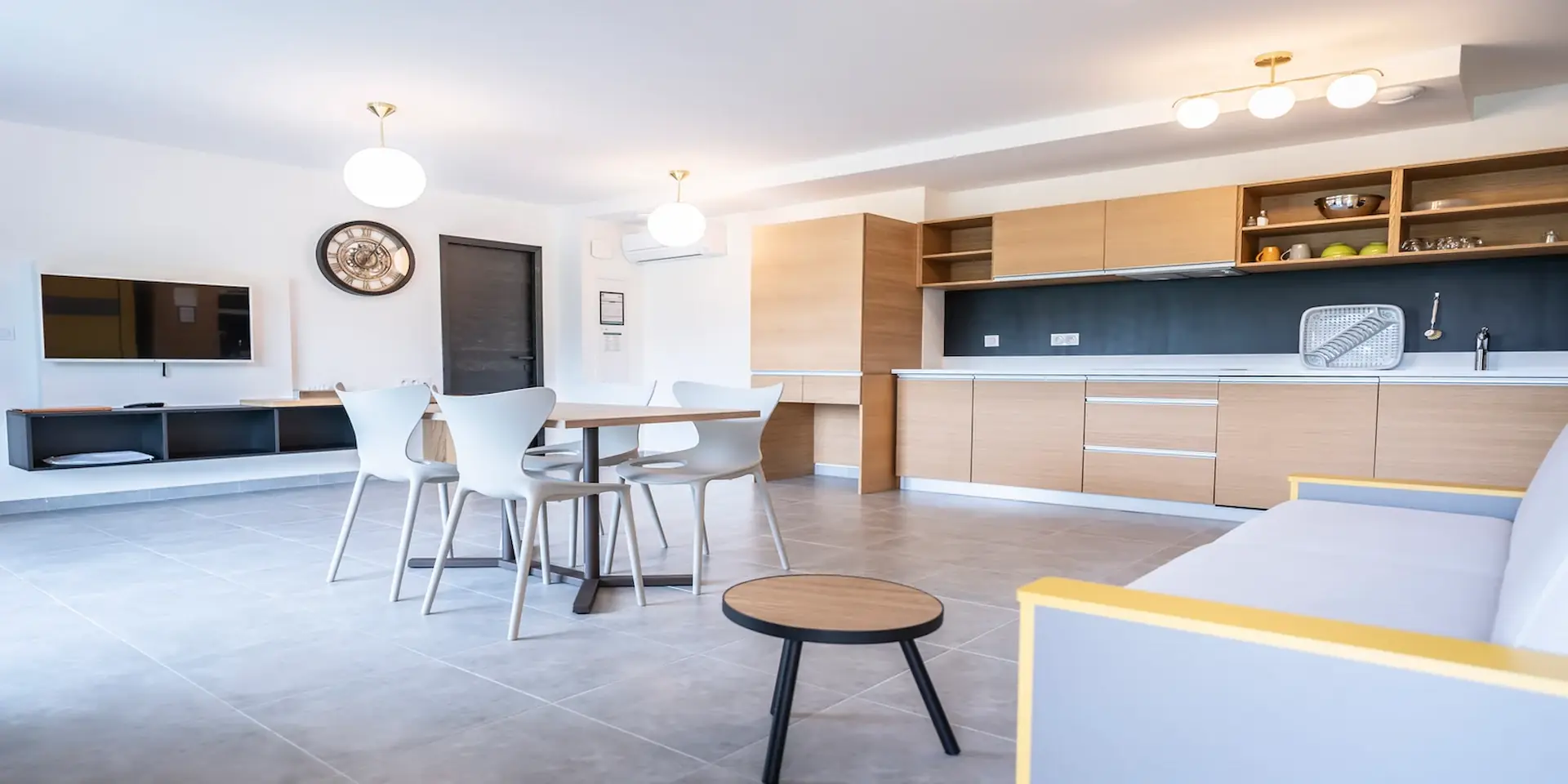 Séjour avec cuisine équipée et climatisation appartement T2 Supérieur