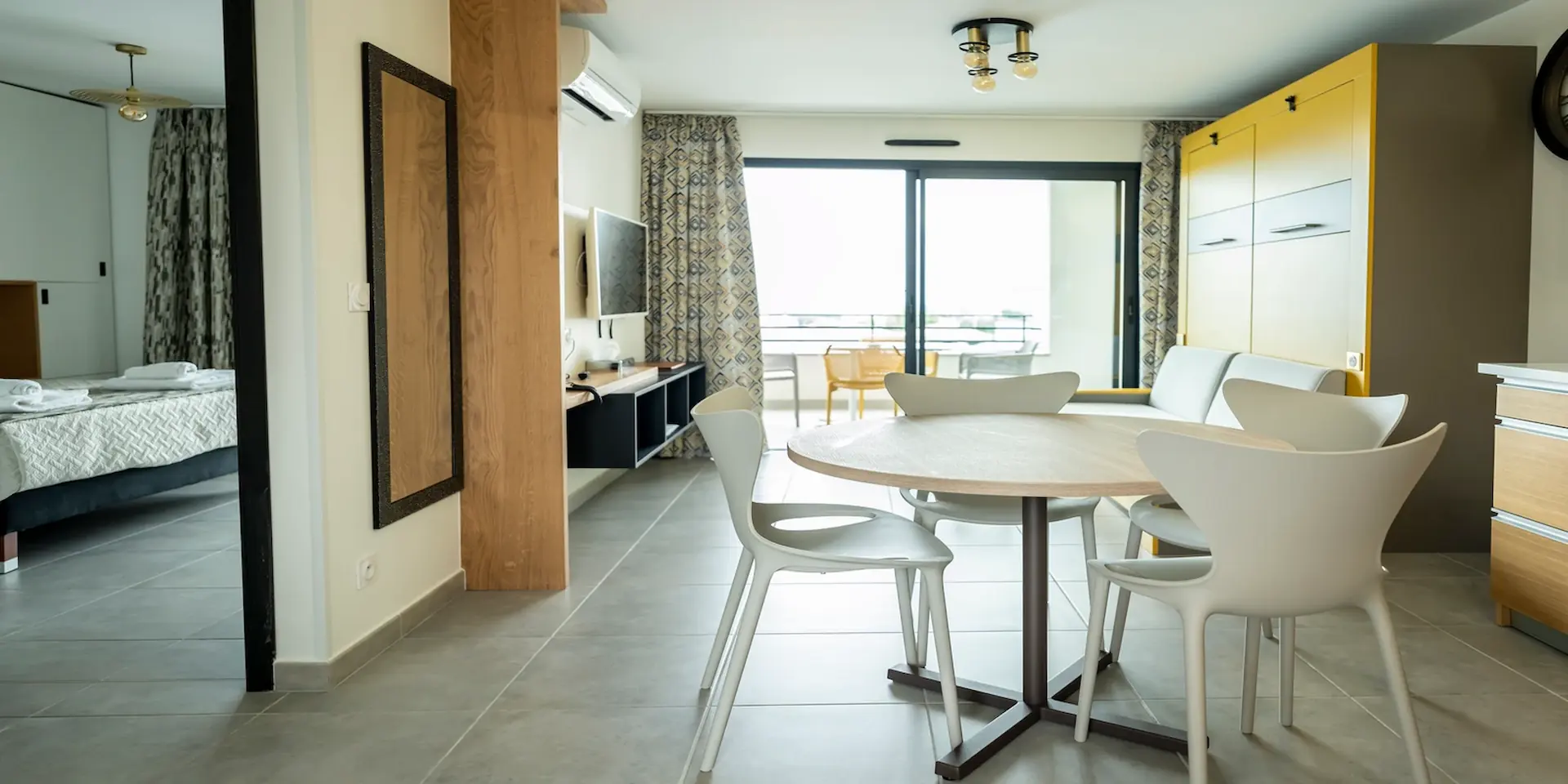 Séjour lumineux avec terrasse appartement T2 à Bastia