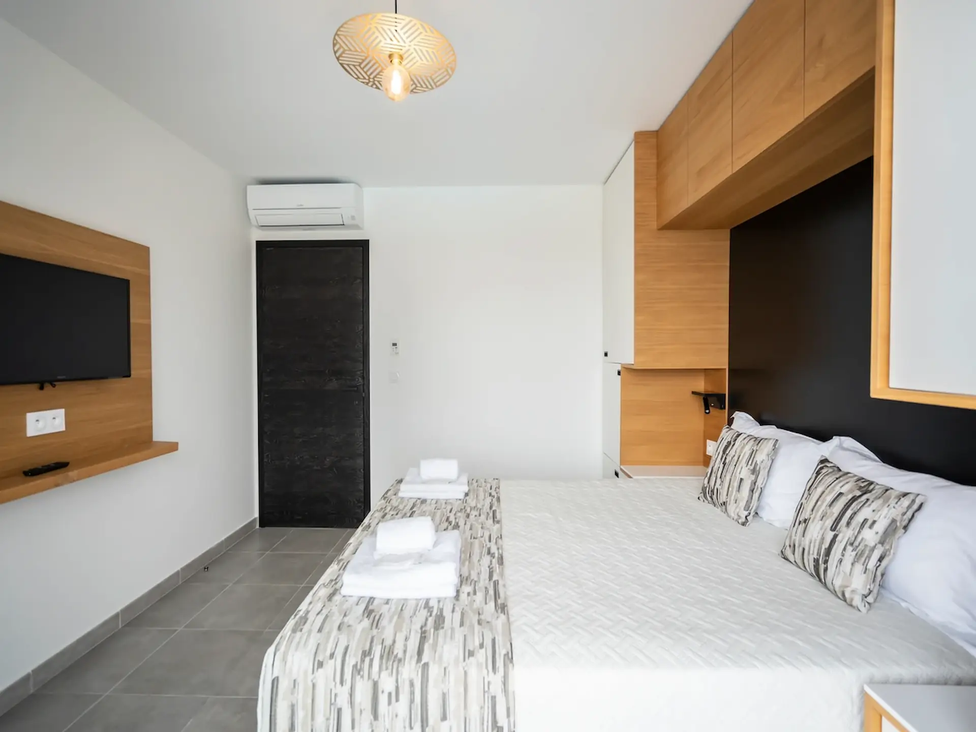 Chambre avec lit double et télévision appartement T2