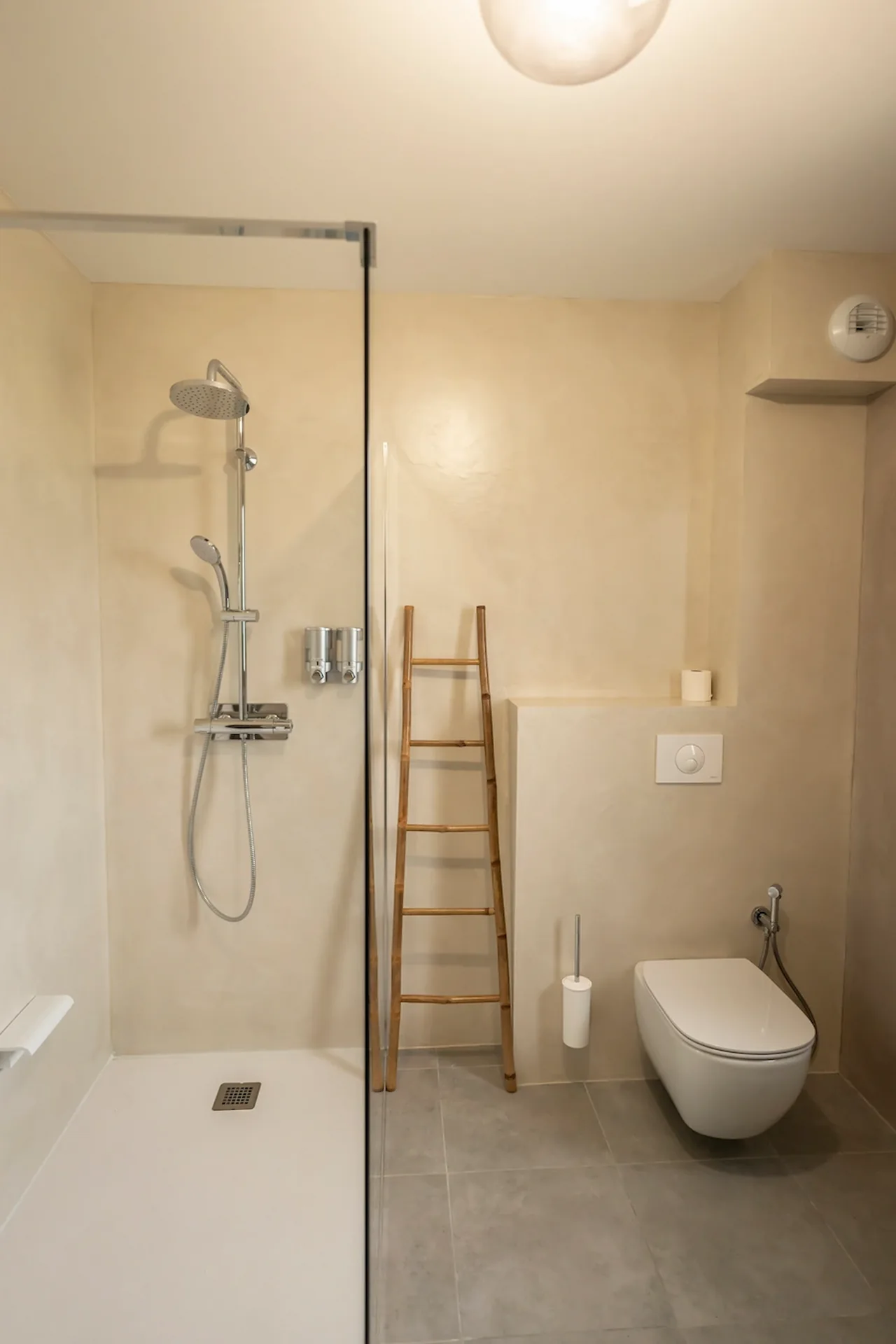 Salle de bain avec douche italienne appartement T2