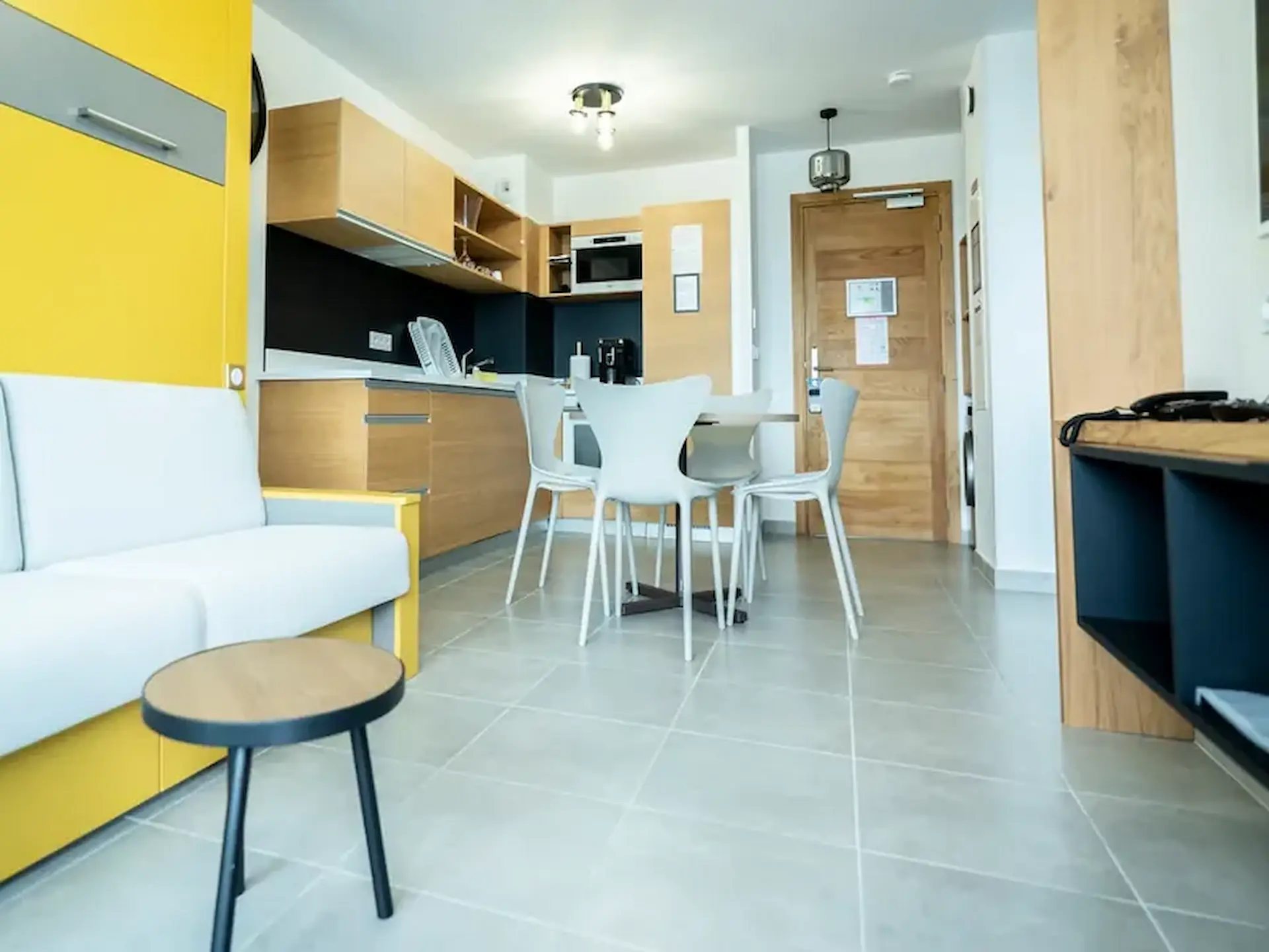 Séjour avec cuisine équipée et table à manger de l’appartement T2 à Vescovato près de Bastia