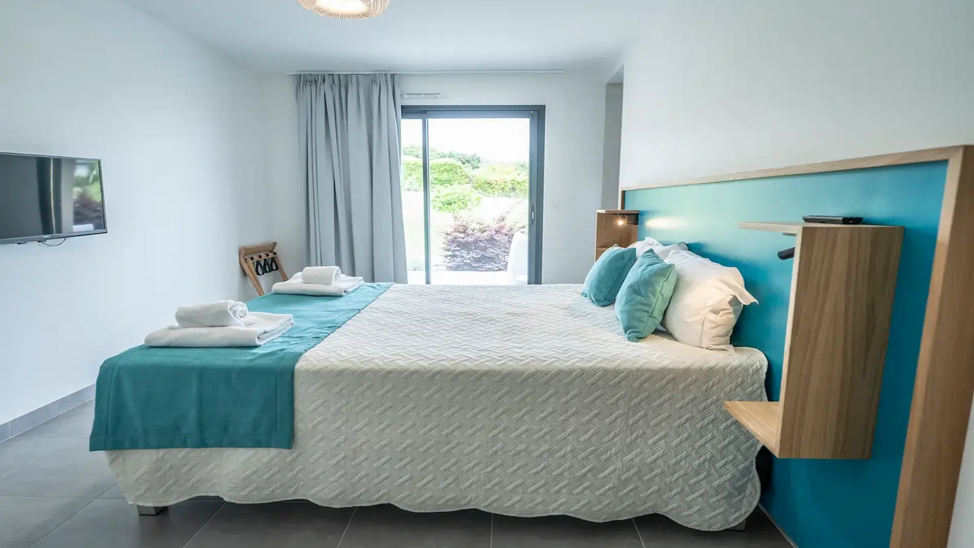 Chambre double avec télévision et climatisation appartement T3 Supérieur