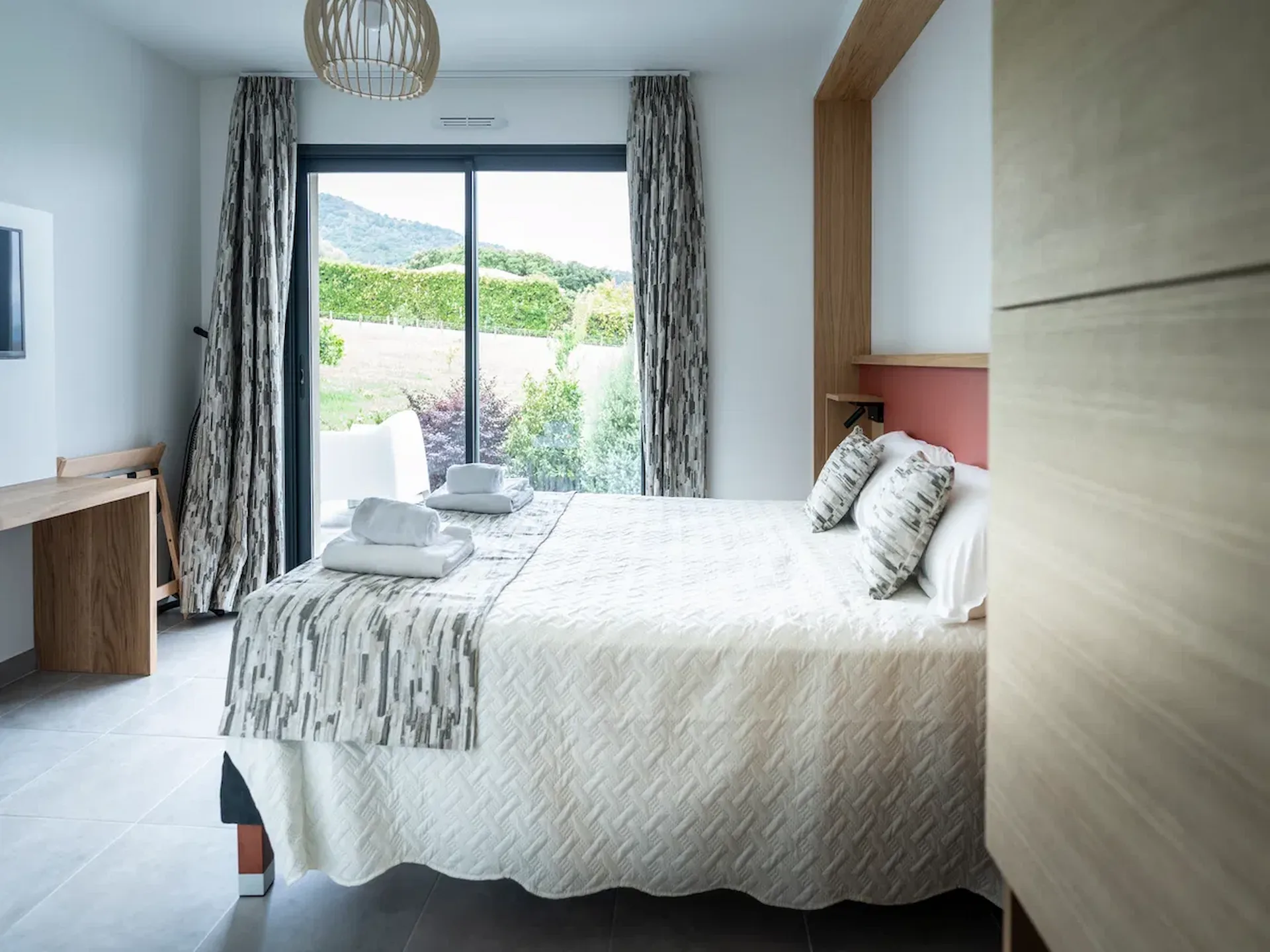 Chambre double avec vue jardin appartement T3 Supérieur