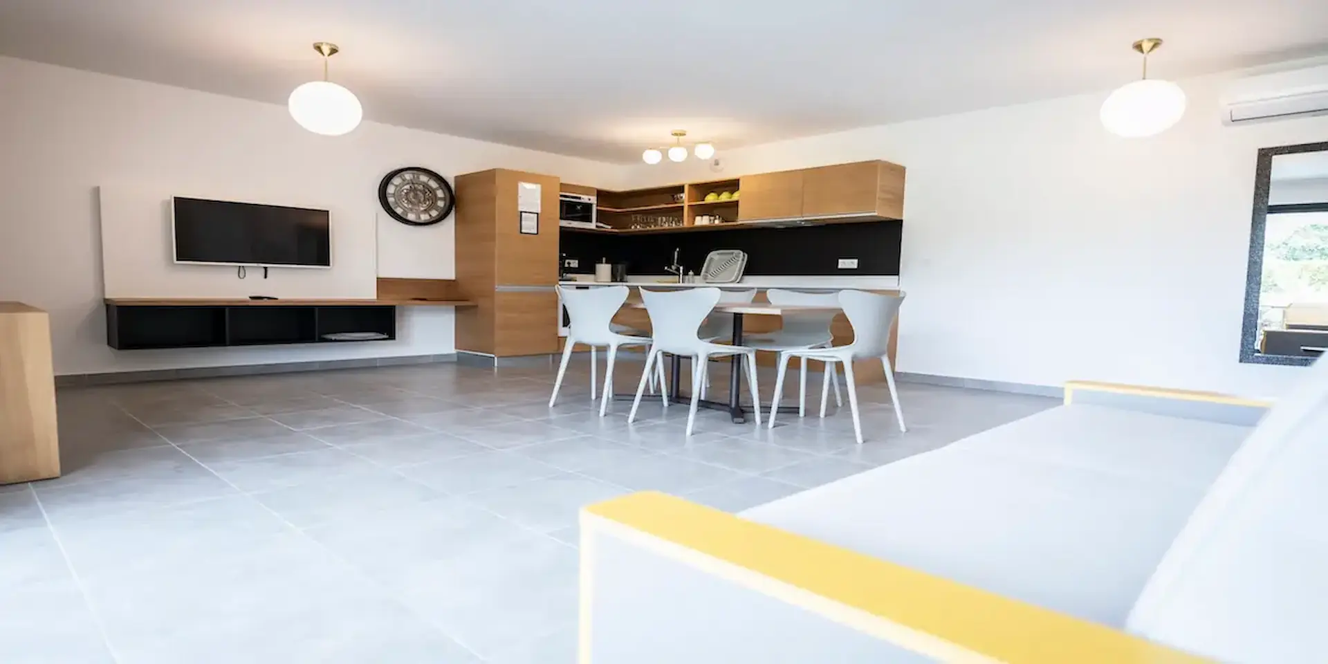 Superior-Ferienwohnung mit großem Wohnzimmer und ausgestatteter Küche in Vescovato bei Bastia