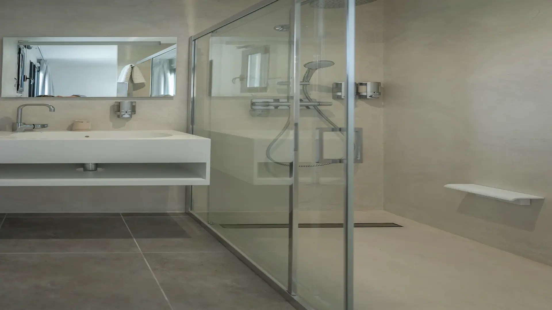 Salle de bain avec douche italienne appartement T3 Supérieur