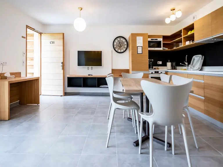 Ampio soggiorno con cucina attrezzata nel trilocale Superior