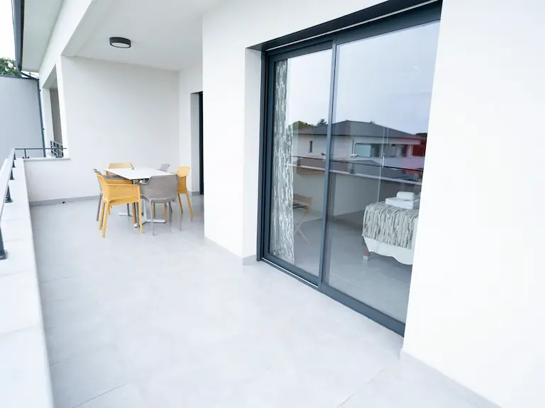 Private Terrasse der 3-Zimmer-Ferienwohnung in Vescovato nahe Bastia