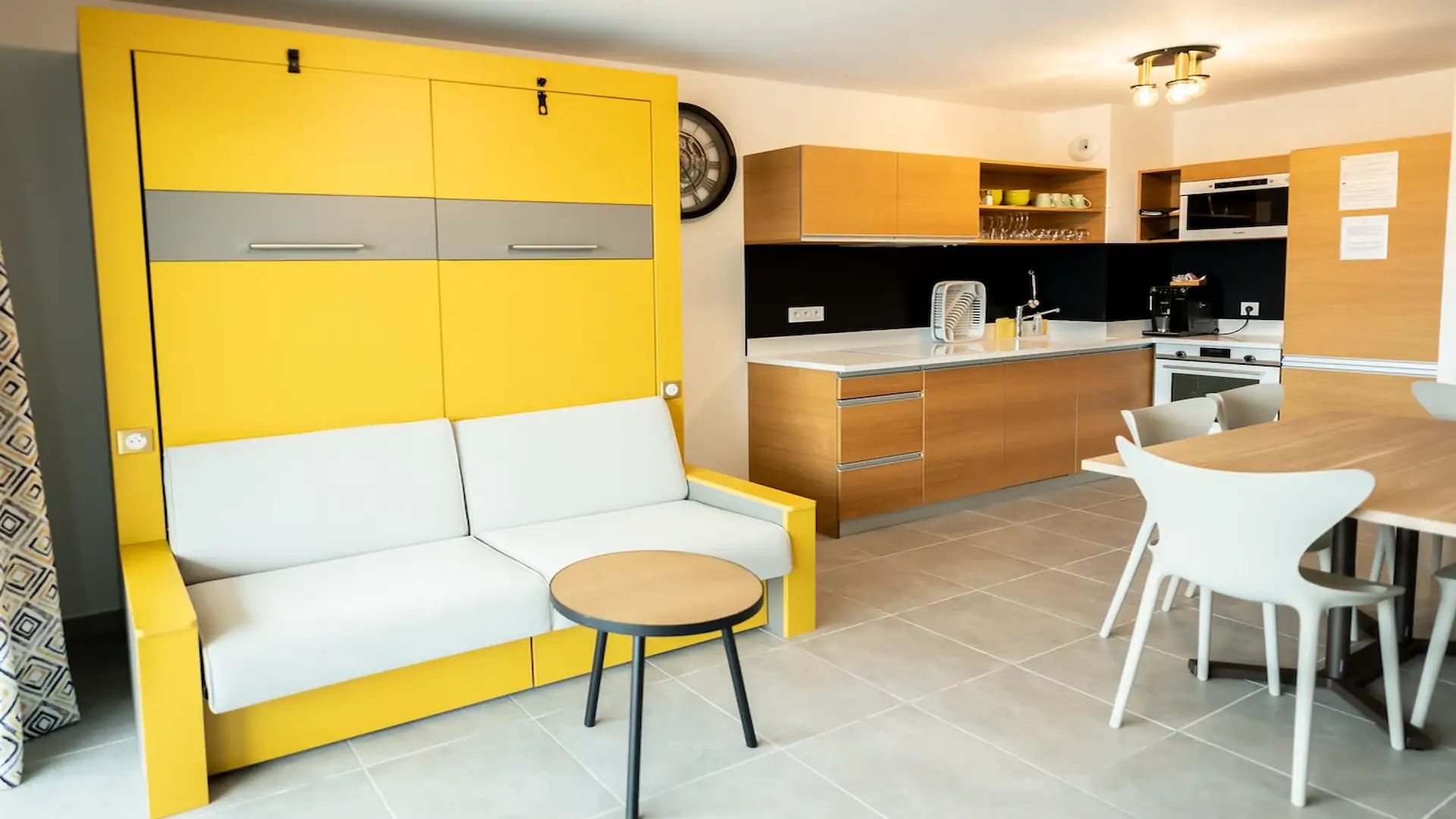 Salon avec canapé et cuisine équipée appartement T3 Vescovato près de Bastia