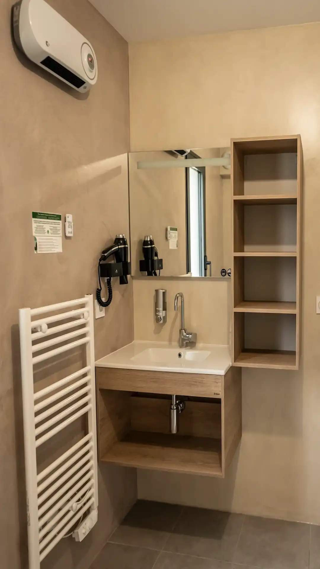 Salle de bain avec douche, lavabo et miroir appartement T3 à Vescovato près de Bastia