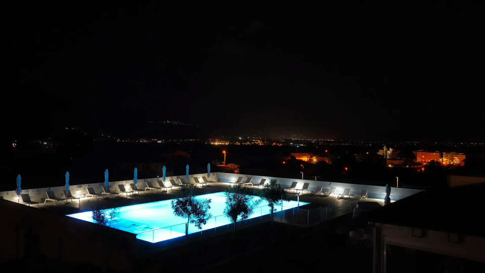 Piscina dell’Hôtel Résidence A Torra a Vescovato, vicino a Bastia, di sera